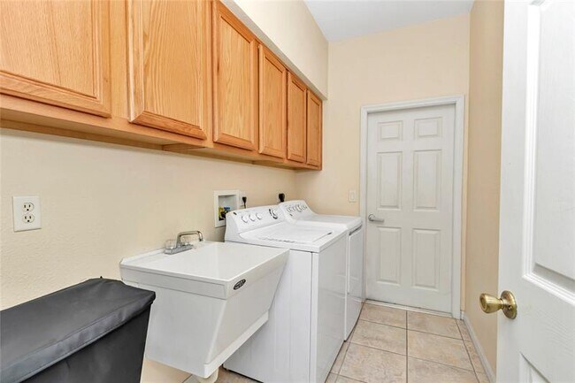 Building Photo - 10372 SW 41st Ct