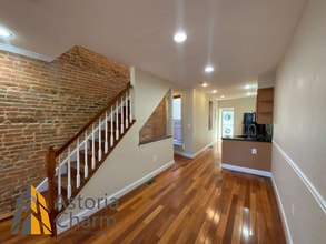 Building Photo - Stylish 2 Bedroom with Spa Bath, Hardwood Floors and Parking
