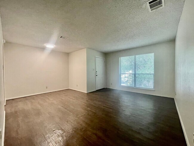 Building Photo - Spacious 2 Bedroom Apartment - Parking - N...