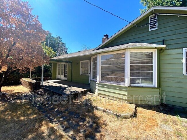 Building Photo - 375 Cherry Dr