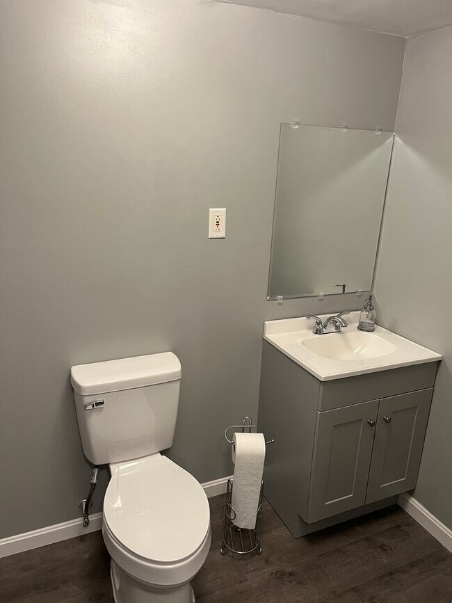 Building Photo - Beautiful 2 Bedrooms 2.5 Bathroom luxury 3 level Townhouse location in the Rockburn Commons Commu...