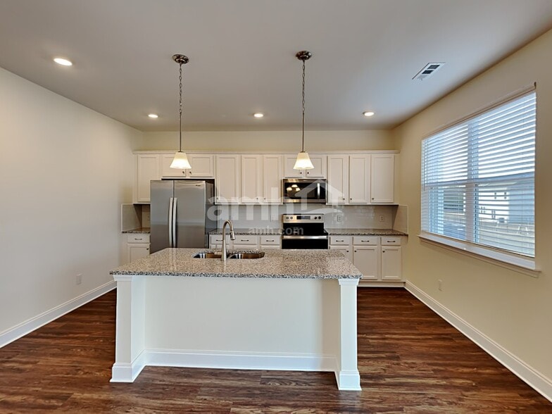 Building Photo - 1320 Lomond Dr