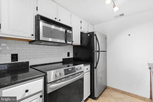 Building Photo - 130-36 N Bread St