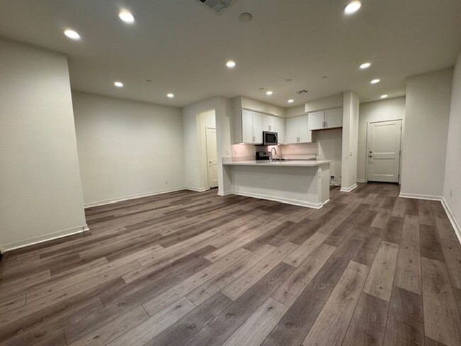 Building Photo - Newer 3 bedroom townhome in Simi Valley