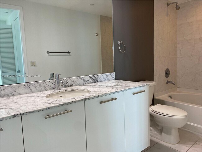 Building Photo - 950 Brickell Bay Dr