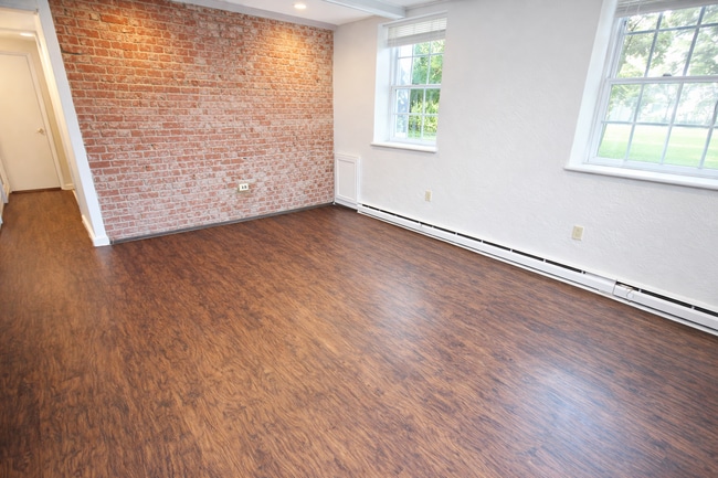 Interior Photo - WALNUT ST -- 161