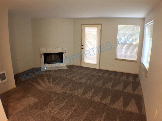 Building Photo - Charming 2-Bed Oasis with 1.5 Baths – Spacious 1250 Sq Ft Haven on SE Reedway!