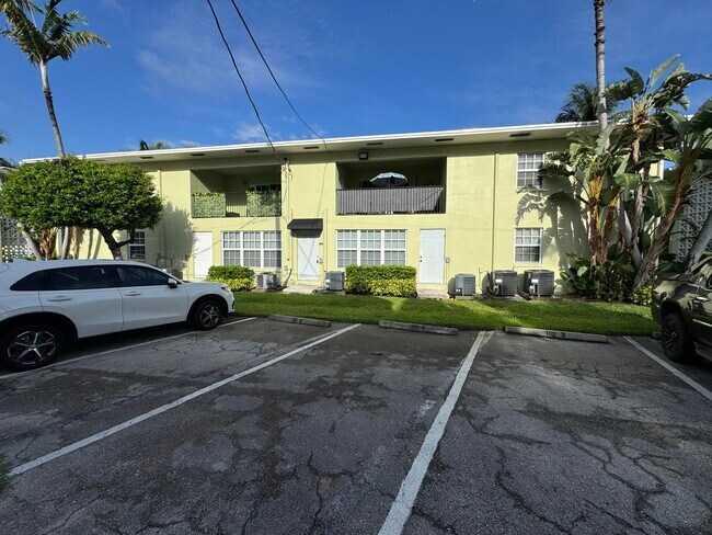 Building Photo - 110 N Lakeside Dr