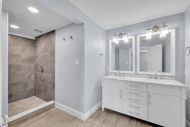 Building Photo - Charming & Deceptively Spacious 4BR Home in South Seminole Heights – Fully Renovated!