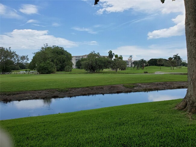 Building Photo - 2901 S Palm Aire Dr