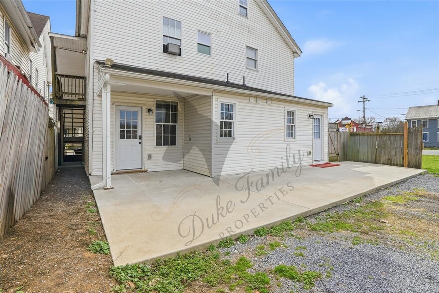 Building Photo - 608 N Queen St