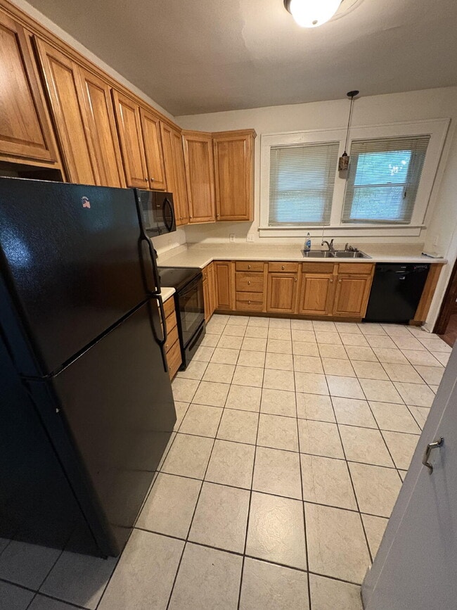 Building Photo - 4 Bed House Available!