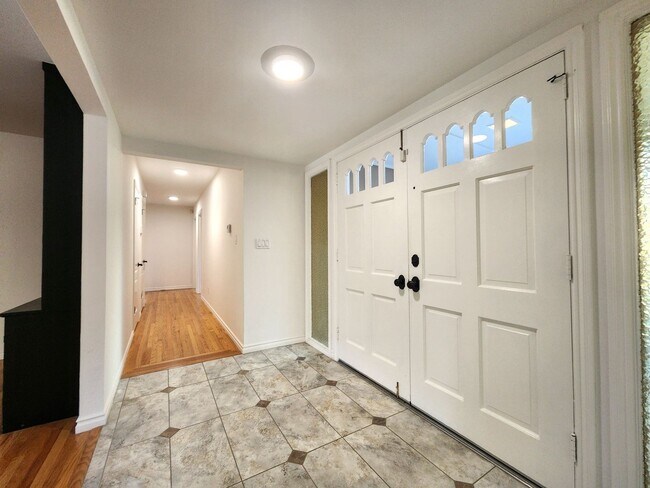 Building Photo - Charming Single Family Home Located in Sou...
