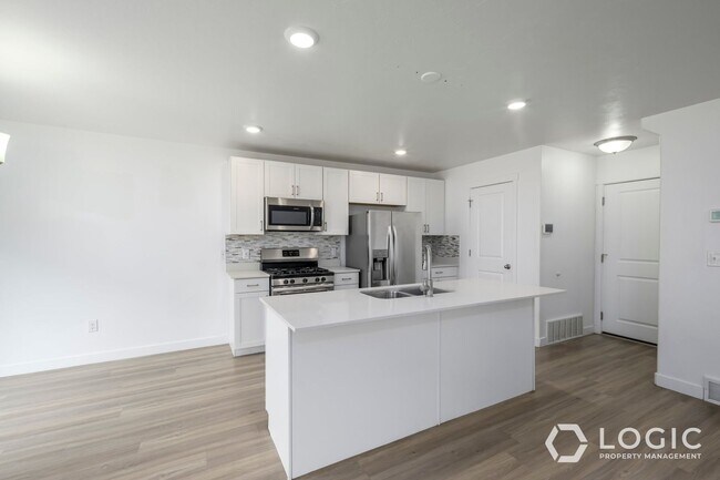 Building Photo - Spacious Townhome in Herriman!