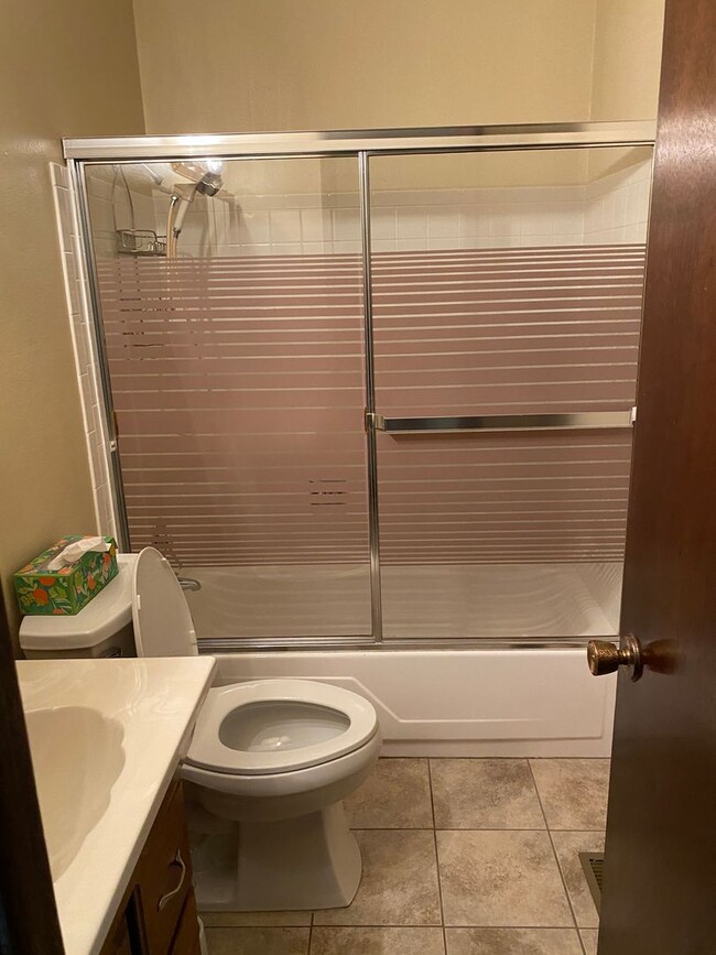 Building Photo - Wonderfully taken care of Tri Level Home w...