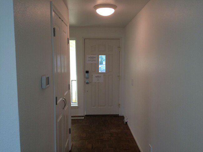 Building Photo - PENDING APPLICATIONS! Single Family Home i...