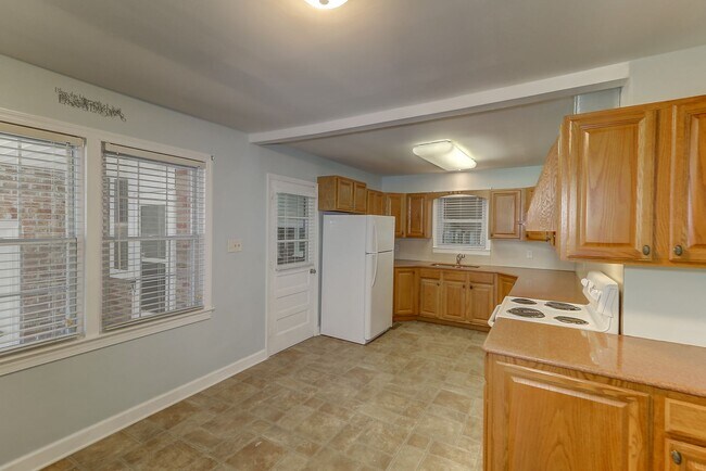 Building Photo - Renovated Brick Ranch!