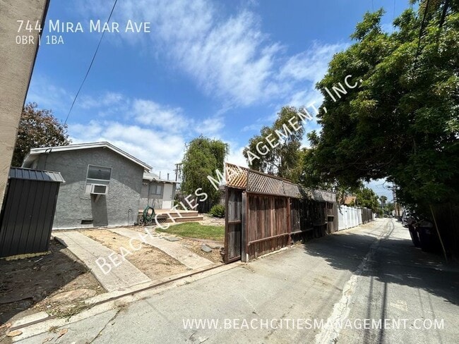 Building Photo - 744 Mira Mar Ave