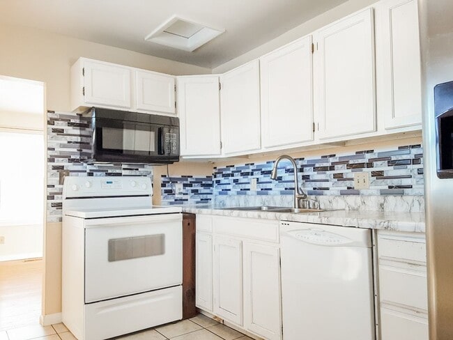 Building Photo - PET FRIENDLY 3 BED/ 2 BATH WITH GARAGE