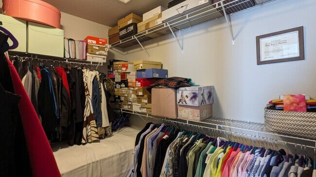 Building Photo - IMMACULATE 4 BED/2.5 BATH CUSTOM BUILT HOME IN SKYLINE RIDGE!