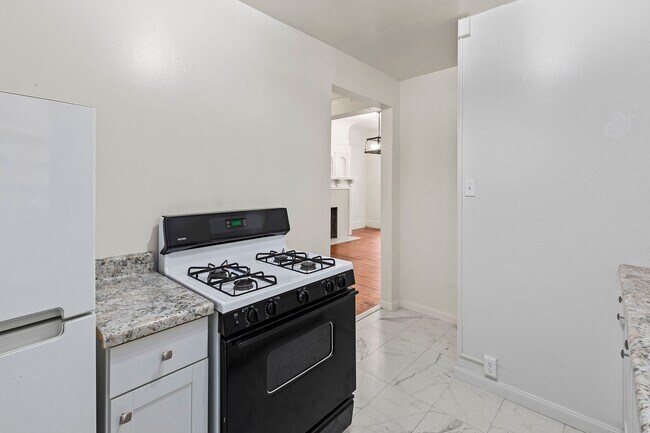 Building Photo - 1809 Oak St