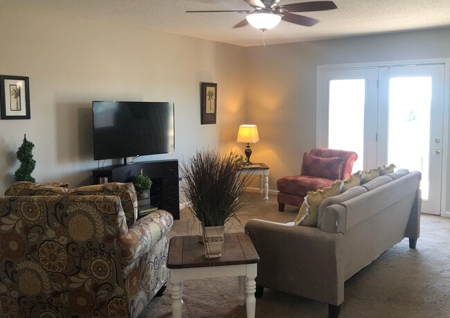 Large living room - 603 Avondale Rd
