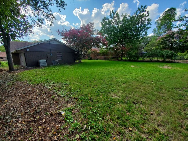 Building Photo - Bryan - 3 Bedroom 2 Bath Home with garage ...