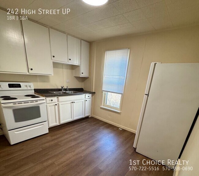 Building Photo - 1 bedroom with a washer/dryer and water, s...