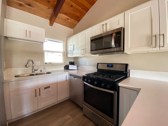 Building Photo - 7BD/4BA, Great Backyard!
