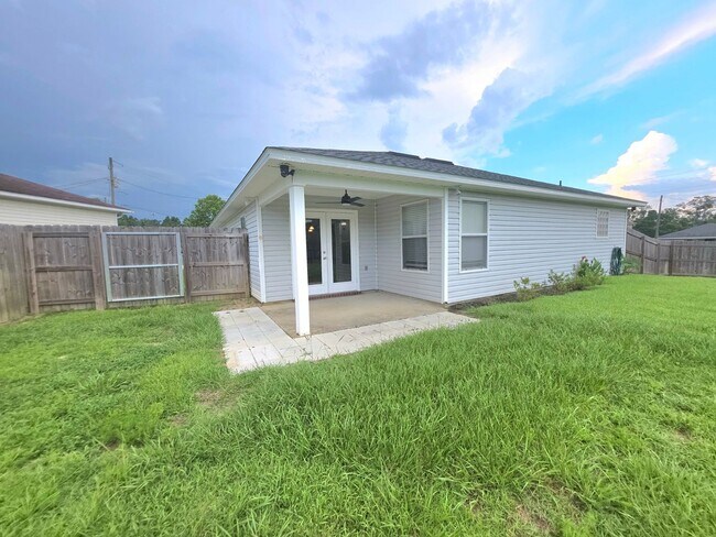 Building Photo - 3/2 Cul-de-Sac Home with Huge Fenced Yard ...