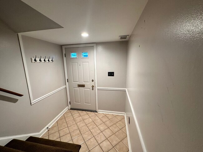 Building Photo - 658 Carriage Cir