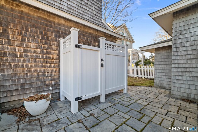 Building Photo - 5 Middle Beach Rd