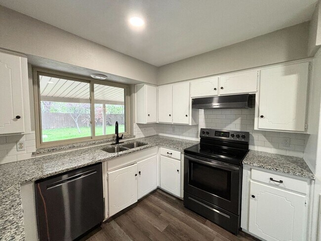 Building Photo - Completely Remodeled 4 bedroom Home