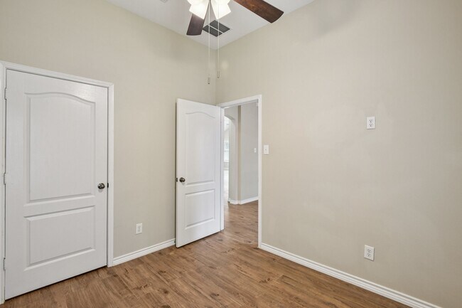 Building Photo - 3026 Sunset Park Dr