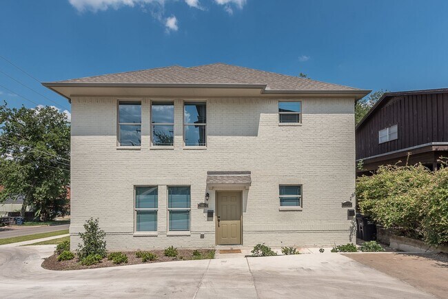 Building Photo - 2801 Sandage Ave