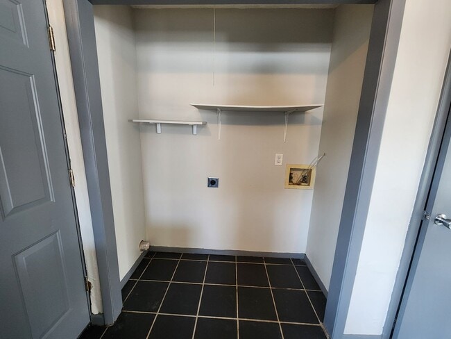 Building Photo - Spacious 2-Bedroom, 1-Bathroom Home AVAILABLE NOW!!