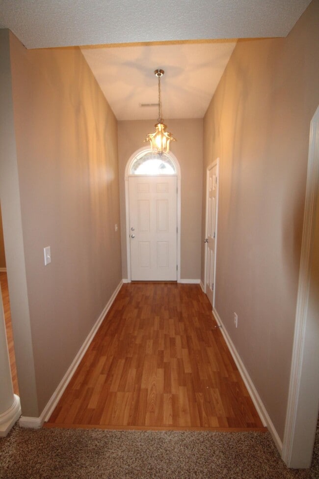 Building Photo - 2105 Hobbit Way