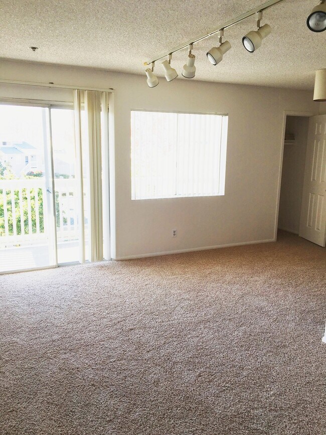 Building Photo - r287