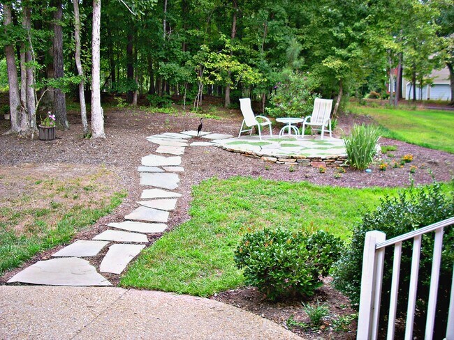 Building Photo - 3-4 BR / 2.5 BA Lovely Two-Story in The Highlands