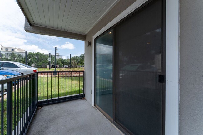 Building Photo - 935 La Posada Dr