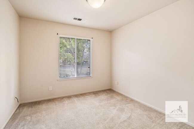 Building Photo - Figarden Loop Area!
