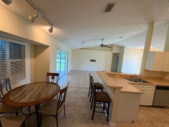 Building Photo - Your Dream Home Awaits in Port Charlotte!