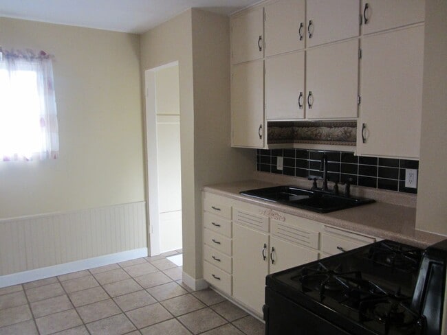 Building Photo - Very sharp 2 BR house in Normal