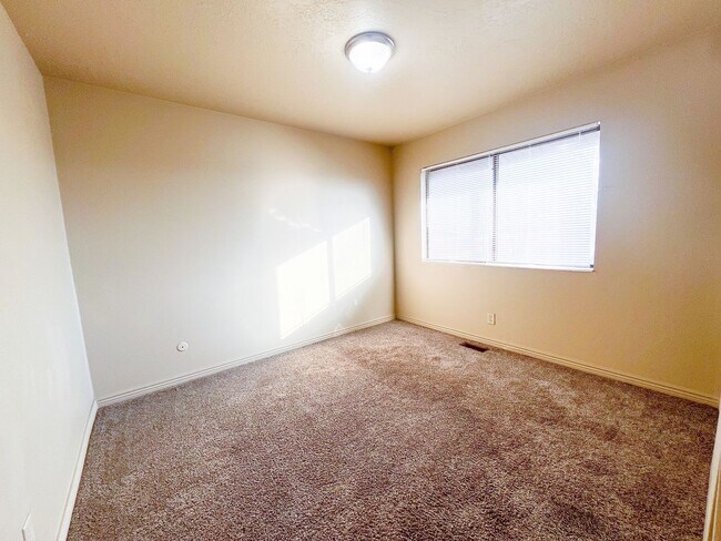 Building Photo - Spacious 3 Beds 1 Bath Townhouse