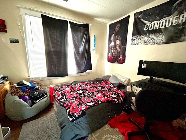 Building Photo - 5 Bedroom/1 Bathroom - Available Now For Short-Term Lease - Great Downtown Location!