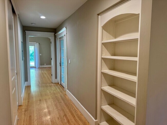 Building Photo - Gorgeous 5 bedroom, 4.5 bath, Westside Dan...