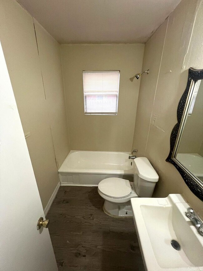 Building Photo - $0 First Month's Rent / $0 Deposit at Move-in