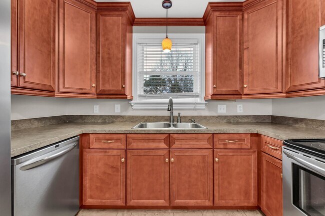 Building Photo - Great Location! Memorial Dr! Beautiful 3 Bedroom 2 Bath Ranch over Unfinished Basement!!