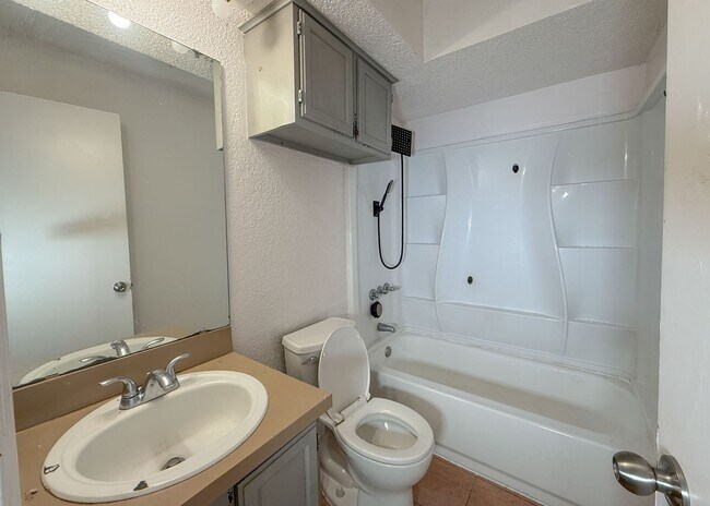 Building Photo - MWC HOME FOR RENT!