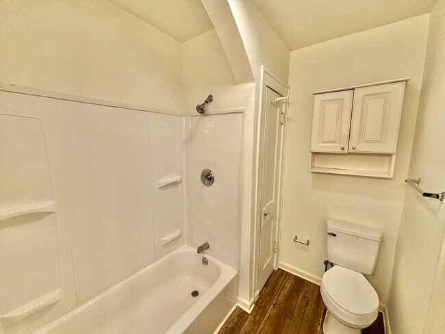 Building Photo - 3 Bed 1 Bath house in Shawnee - Central Air, Large Yard, Pets OKAY!